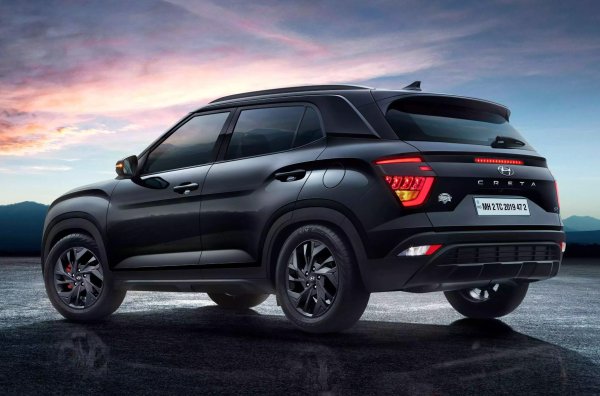 Емблемата на компанията е покрита с черен хром, а на задната врата е поставена табелка с името на специалното издание с ограничен тираж.