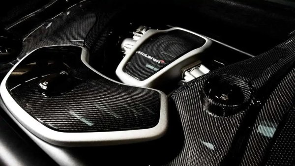 Двигателят на "McLaren" не е роден от нищото, основата му е Nissan VRH за американската състезателна серия Indy Car. 
Създадена е TWR (Tom Walkinshaw Racing), която един момент продава правата на британците. Само частично запазена геометрия - диаметърът на цилиндъра. Почти всичко останало е преосмислено и преработено от специалистите на Ricardo за година и половина. Благодарение на два турбокомпресора, "плосък" колянов вал, и невероятна еластичност M838T е в състояние да се развърта до 8500 оборота/мин, като 80% от въртящия момент е достъпен при 2000 об/мин. Той е поставен не само на 12C, но и на други суперколи от Уокинг, включително хибридното чудовище P1 и неговите производни (до 800 к.с.).

