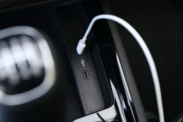 Scala ползва новия формат USB-C. За щастие, ако сте с по-старо устройство, можете да решите проблема с най-обикновен преходник. А скоростта на зареждане на смартфона е чувствително по-висока