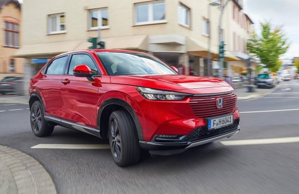 Honda HR-V избра да се откаже от традиционните двигатели, за да се съсредоточи изключително върху изцяло хибридна технология. Системата с мощност 131 к.с. осигурява нисък разход на гориво, особено в града, докато пътническото отделение се отличава с интелигентната система за задни седалки Magic Seats, която ви позволява да модулирате пространството с голяма лекота, дори и багажникът да е сравнително малък. 

Не е най-евтиният в своята категория, но се цени заради качеството на изработка и надеждността си.