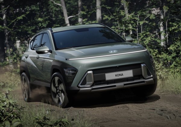 С второто поколение Hyundai Kona нарасна по размери и предлага една от най-пълните серии в сегмента. Може да се избира с бензинови, напълно хибридни или електрически двигатели, което го прави универсално предложение. 

Дизайнът е нестандартен (и по някакъв начин спорен), с тънка светлинна лента, която пресича предната част, докато интериорът убеждава с наличието на два екрана един до друг и с добър простор дори за тези, които пътуват отзад.