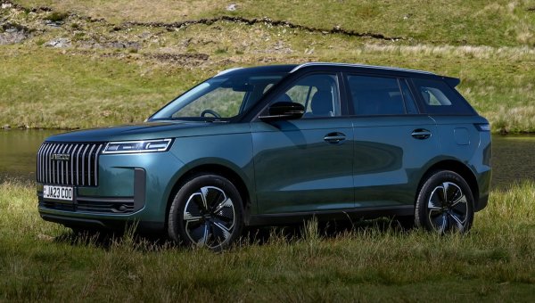 Jaecoo 5 е един от най-новите китайски SUV-та, появили се на европейския пазар, и идва със стил, вдъхновен от най-традиционните офроуд превозни средства, характеризиращ се с квадратни форми и изразени арки на колелата, като същевременно запазва принадлежност към пътническите автомобили. 

Салонът е доминиран от голям централен екран на мултимедийната система, от който се управлява практически всичко, както и от особено богато технологично оборудване. 

Наличен с електрифицирани двигатели, китайският модел се фокусира преди всичко върху благоприятното съотношение между съдържанието и цената.