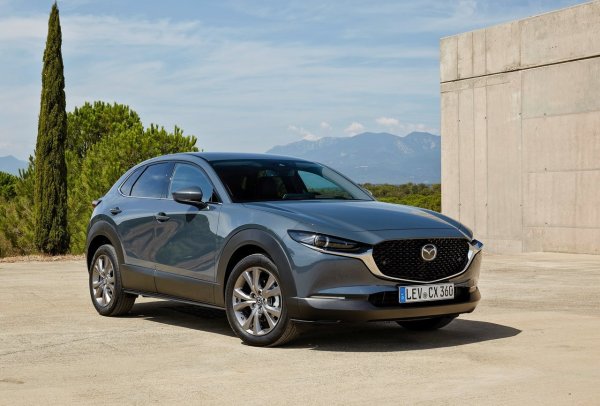 Елегантен като пропорции и с прецизно внимание към детайла, Mazda CX-30 е изискан кросоувър, проектиран в съответствие с философията Kodo на японския производител, с меки повърхности и без излишни стилистични украшения. 

Интериорът впечатлява с качествените си материали и сглобка, докато сред двигателите - всички меки хибриди, 2,5-литровият атмосферен мотор със 140 к.с. се откроява, тъй като изглежда архаичен в ера на намаляване на обемите.