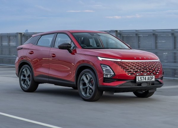 Китайският Omoda 5 се фокусира силно върху естетиката, със спортна линия, характеризираща се с широката предна решетка и леко наклонения покрив. Интериорът е модерен и технологично напреднал (понякога прекалено, особено с изобилието от сензорни контроли), благодарение на двата големи екрана, интегрирани в арматурното табло. Предлаган с бензинов двигател, пълен хибрид или изцяло електрическа версия, той разполага с богатство от функции дори в базовите нива на оборудване.