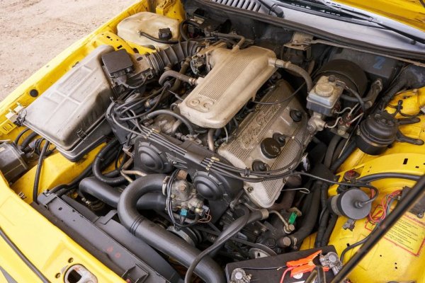 Под капака е трилитров атмосферен V6 с по 2 клапана за цилиндър и инжекция от Bosch. Мощността е 210 конски сили при 6200 оборота в минута, а максималният въртящ момент - 245 Нютонметра (при 4500 об/мин). SZ развива максимална скорост от 245 км/ч и ускорява от 0 до 100 км/ч за точно 7 секунди.