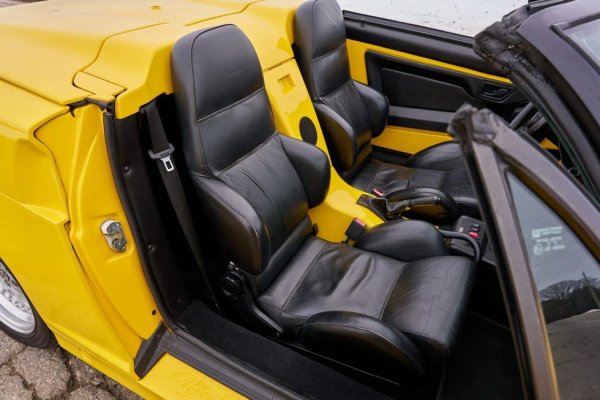 Оригиналната кола е двуместна с твърд покрив, но между 1992 и 1994 се произвежа и кабрио версия, наречена RZ. Всичките 1036 произведени бройки от SZ са червени със сив покрив с едно изключение - чисто черен модел, създаден за личната колекция на Андреа Загато. Откритата версия Alfa Romeo RZ е още по-рядка. 
