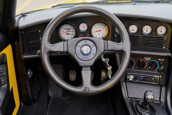 Оборудването е доста щедро за онези години: черупковидни седалки от естествена кожа, CD плейър Pioneer, климатик, електрически стъкла и централно заключване. Спортният волан е от МОМО, приборите са дело на Veglia. 