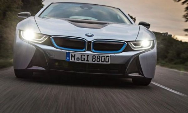 Автоматичните фарове са сравнително нова автомобилна иновация, която помага на шофьора, когато е тъмно. Проблемът при BMW е, че фаровете остават включени, дори когато това не е необходимо. А така се изтощава акумулатора, за който вече стана дума, че не е от най-надеждните.