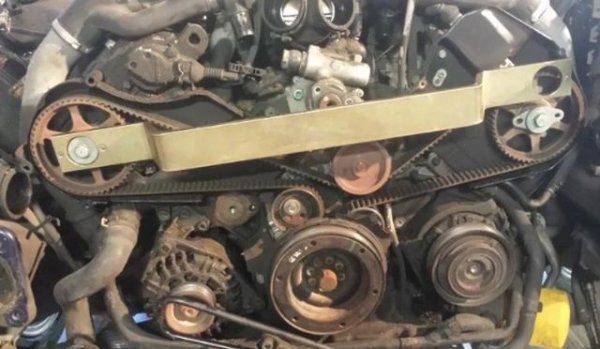 Това е един от детайлите на двигателя, който при излизане от строя може да доведе до сериозна повреда. При модела Audi A4 може ремък често дава дефекти, което първо води до влошаване на работа на самия двигател, а след това и до излизането му от строя. Ако това се случи, това може да се окаже фатално за автомобила.