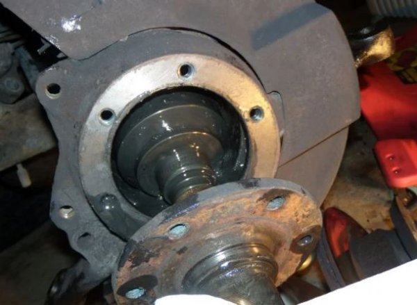 Няколко модела на Audi се сблъскват с подобен проблем, при който се увеличава триенето, износването и съответно се намалява ефективността на цялата задвижваща система на автомобила. Това води и до загуба на производителност. Понякога повредата се отстранява с ремонт на самата връзка CV, която трябва да осигурява равномерно предаване на сила, независимо от ъгъла, под който са свързаните валове. При по-тежка повреда се сменя целия детайл.