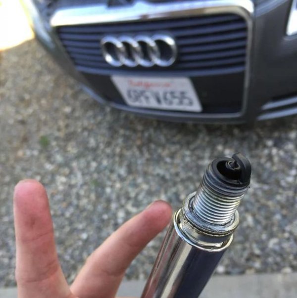 Смяната на свещите на двигателя е една от най-лесните задачи за ремонт, което е добра новина за собствениците на Audi, тъй като при тях те се износват по-бързо от обикновено. Ако забележите, че колата ви започва да губи мощност и не ускорява както трябва, не е лошо да проверите свещите. Техният ресурс е около 140 000 км.