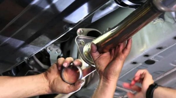 Някои автомобили на Audi имат склонност към по-голямо отделяне на отработените газове, което освен че намалява ефективността на автомобила, води и до по-скъп ремонт. Един от очевидните признаци за изтичане на отработени газове е силен тътен, идващ от ауспуха. Също така може да се появи вибриране на педала на газта и повишен разход на гориво.