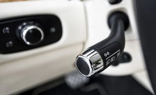 Доста досаден недостатък, който шофьорите на Audi определено ненавиждат. При нормална работа мигачът просто се изключва сред подаване на сигнал, като това става благодарение на многофункционален превключвател вътре във волана. Той контролира всички функции, включително стопове, фарове, чистачки и мигачи. Проблемът не е голям, но е доста неприятен, тъй като може да заблуди друг участник в движението и да се стигне дори до катастрофа.