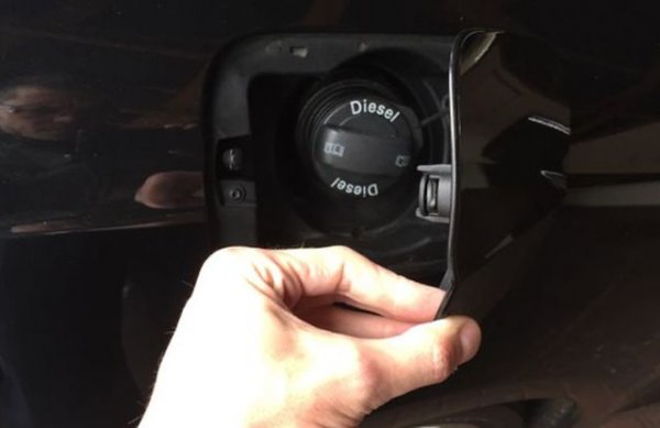 В сравнение с други проблеми този е съвсем малък, но пък е много дразнещ за собствениците на коли на Audi. С течение на времето капачката на резервоара се разхлабва и не може да се завие толкова здраво, колкото преди това. Това бърка в джоба на собственика, тъй като част от горивото се изпарява. Освен това, автомобилът замърсява повече околната среда