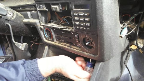 Електрическите прозорци не са единственият недостатък, който може да повлияе на комфорта на шофьорите на BMW и техните пътници. Системата за охлаждане на автомобила и тази за загряване на салона са тясно свързани, така че проблемите се отнасят и за двете. 

Често се стига или до прегряване или до липса на топлина при студено време. Понякога това е допълнено с още един проблем - проникване на сладникава миризма, идваща от системата за отопление. Това се дължи на теч в охладителната система.