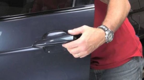 Собствениците на няколко различни модела BMW, особено на луксозния всъдеход BMW X5, съобщават за проблеми с дръжките на вратите си. При опит за отваряне на колата дръжките си вдигат както обикновено, но не се случва нищо. За съжаление, този детайл не се ремонтира и се налага замяна на целия механизъм за отваряне и затваряне на вратата. По-лошото е, че за ремонта е нужно специализирано оборудване, което се намира само в сервизите.