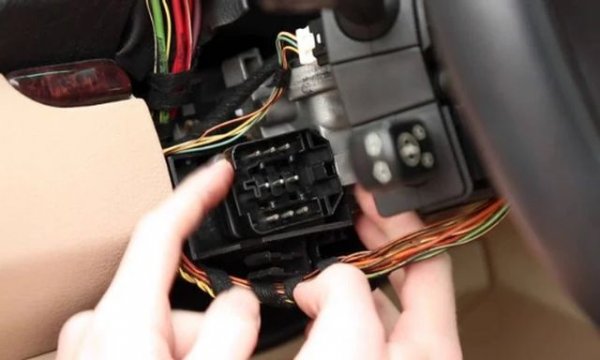 Проблемите с дефектните електрически прозорци не са единствената подобна неизправност при моделите на BMW. Обикновено проблемът с електрическата система е в бушоните (предпазителите), като често се случва електрониката на автомобила да откаже. Стигна се дори до сервизна акция във Великобритания, която засегна над 300 000 автомобили от марката.