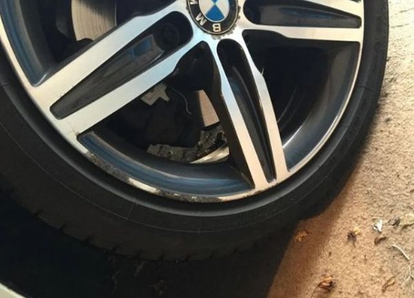 Сплавите, които BMW използва за своите автомобили, позволява на техните коли да се открояват от тълпата. При някои модели обаче се оказва, че те само изглеждат страхотно, но не са защитени от ръжда, която се появява след известно време. Корозията не само се отразява на външния им вид, но оказва влияние и върху работата на самия автомобил, тъй като може да засегне колелата и гумите. Затова се препоръчва избор на по-обикновен, но по-надежден комплект джанти. 