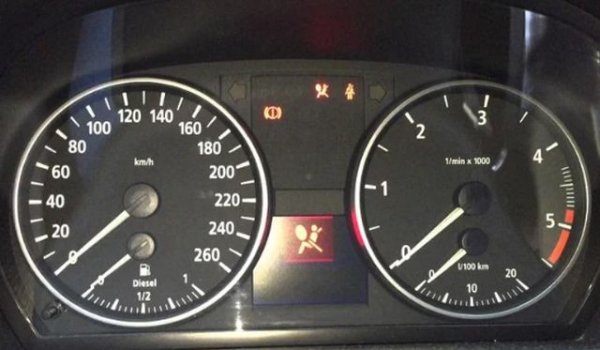 Заедно с останалите проблеми с електрониката, които вече са включени в този списък, автомобилите на BMW често страдат и от своите акумулаторни батерии. Първият признак за това е, когато системата за централно заключване откаже и се налага използване на стандартен ключ. Разбира се, при нужда може да дадете ток от друг автомобил, но това е доста досадно