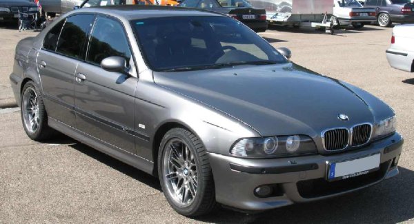 Началото е за прекрасното BMW M5 , поколение E39. Много спортен седан, който празнува рождения си ден във второто си поколение. Най-хубавата част? Управлението му и впечатляващият V8 двигател с 400 к.с.
