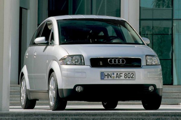 A2, лансиран от Audi в началото на века, е може би перфектното определение за автомобил, изпреварил времето си. Техническите иновации, актуални и днес в градски формат, максимизират вътрешното пространство. Върхът на ефективността с дизайн... нека го наречем различен.
