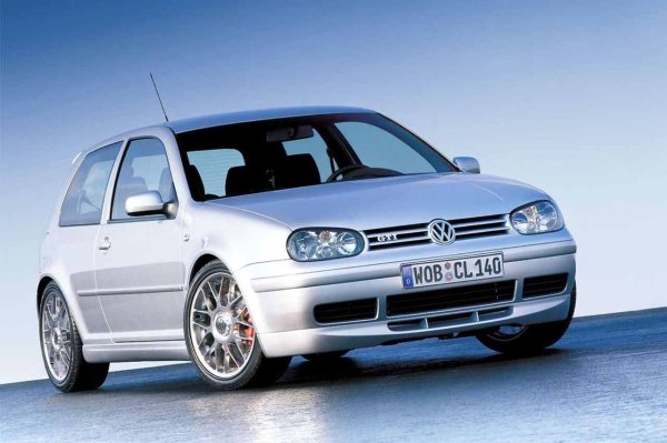 Кой не познава Volkswagen Golf GTI? Този немски компактен автомобил е истинска легенда, а четвъртото му поколение вече е на четвърт век. Автомобил с много здрав двигател; бензиновият с мощност 180 к.с. е способен да се движи и днес, изминавайки стотици хиляди километри.
