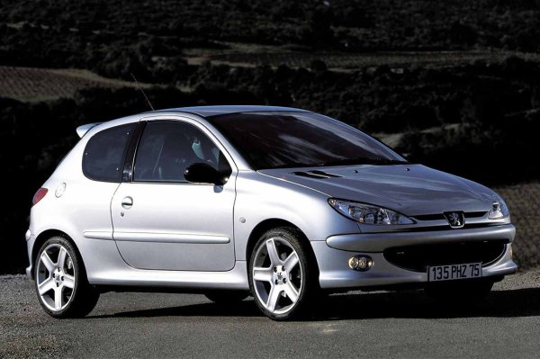 206 GTi споделя същите инициали като предишния Golf, но с по-малки размери, тъй като принадлежи към градския сегмент. Което, между другото, прави близо 140-те му конски сили да се открояват още повече, като се има предвид теглото му, което едва надвишава един тон.
