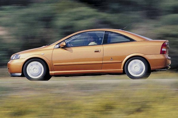 От всички Opel Astra, съществували през историята, най-оригиналният, отличителен и ексклузивен е купето, проектирано от Бертоне. С линии, ясно разпознаваеми като тези на Astra, то има собствена индивидуалност и двигатели, произвеждащи около 200 к.с.
