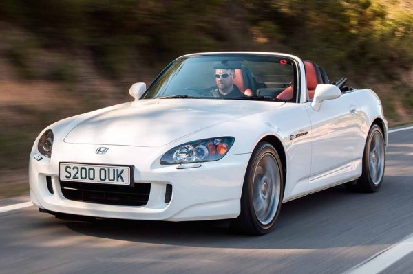 Honda S2000 е друг легендарен автомобили. Всъщност, той определи цяло поколение. Японски роудстър с бензинов двигател, произвеждащ над 240 к.с., способен да развива близо 10 000 об/мин. Нещо, което все още не е повторено в сериен модел. И тази естетика...
