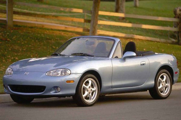 И ако предишният японски модел беляза цяло поколение, този го направи в продължение на няколко. Mazda MX-5 е един от любимите спортни автомобили на всички. Не е изненадващо, че това е най-продаваният кабриолет в историята. В този случай говорим за второто поколение, известно още като NB, във фейслифта му.
