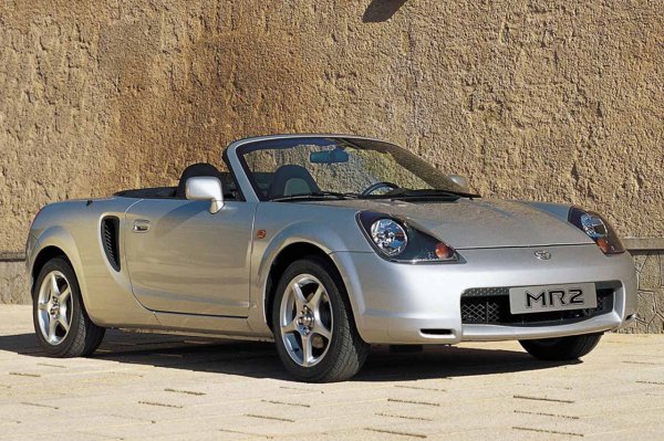 MR2 е един от най-популярните спортни автомобили на Toyota . Формулата му е подобна на тази на Miata: лек, ръчна скоростна кутия, бензин... и в този случай, със средно разположен двигател. Модел, който се откроява със своите усещания и практически перфектно разпределение на мощността.
