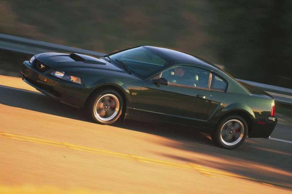 Завършваме с друг емблематичен модел - Ford Mustang GT. 100% разпознаваем американски автомобил с V8 двигател, изпълнен с индивидуалност. Този път говорим за фейслифта от четвърто поколение.