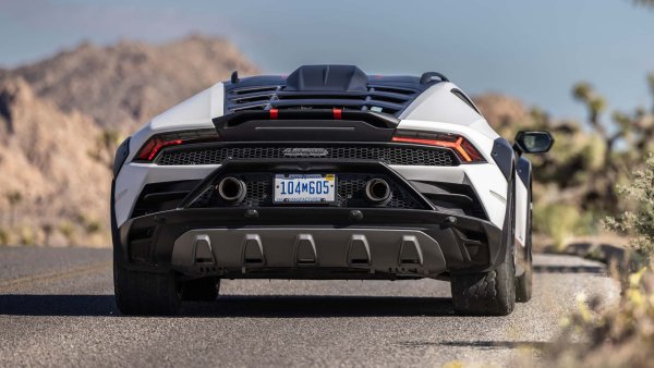 Цена: 278 972 долара

Huracan Sterrato е интригуващата интепретация на Lamborghini за суперкола, вдъхновена от ралитата. В сравнение с Evo със задвижване на четирите колела, този вариант има малко по-висок клирънс, като е поставен на 19-цолови джанти с с гуми Bridgestone Dueler AT002 за всякакъв терен (специалн