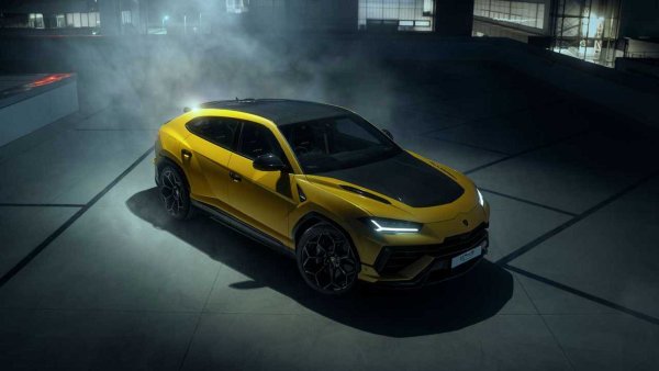 Цена: 265 971 долара

Ако търсите още по-горещ Urus, тогава има Performante. Той има същите характеристики като S-версия, но тежи с 90 по-малко. Този SUV разполага с изпускателна система Akrapovic и каросерия с детайли от въглеродни - дифузьор и долна задна броня. Това помага за ускорение от 0 до 100 км/ч за 3,3 секунди.