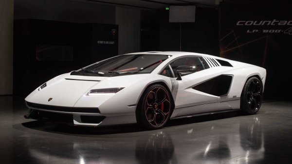 Цена: 2,6 милиона (приблизителна)

Lamborghini възроди Countach през 2021 г. като ретро-модерна суперсола, която се връща към емблематичния оригинал. Марката ограничи производството до 112 бройки и те бяха разпродадени в рамките на седмица след представянето. 

С поглед към бъдещата електрификация на Lamborghini, новият Countach има атмосферен 6,5-литров V12 с помощта на суперкондензатор. Общо тази настройка е добра за 810 к.с. и може да вдигне 100 км/ч за 2,9 секунди.