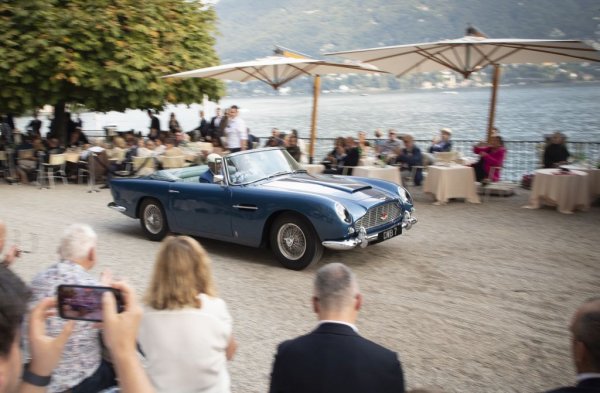 Една от най-прочутите коли в киното, екранен партньор на Шон Конъри в "Голдфингър". 
