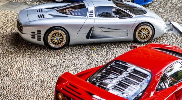 Актуалният й собственик е премахнал следите от допълнителен тунинг и я е върнал в оригиналното състояние, с 6-литровия V12 агрегат от Mercedes.
