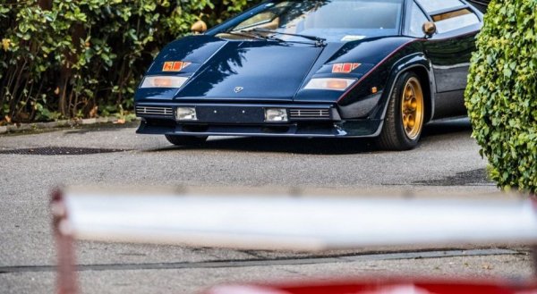 Валтер Волф е роден в Австрия, отраснал в Югославия и натрупал състояние в Канада от петрол. През 70-те той се прочу и като собственик на тим от Формула 1, а в историята ще остане най-вече с трите специални версии на Countach, създадени за него. 