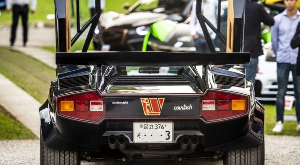 Това тук е третата - построена всъщност от оригиналния първи прототип за Countach. Много подходящ участник в Concorso навръх 50-ата годишнина на легендарния модел.
