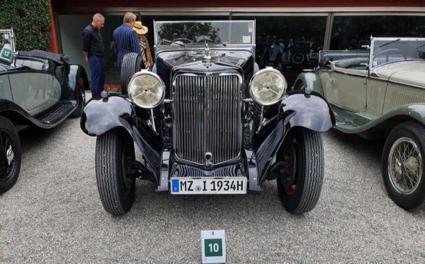 Още едно забравено име. Преди Втората световна война това е доста уважаван британски производител на бързи коли и на самолетни двигатели, който по-късно е погълнат от Rolls-Royce. 
