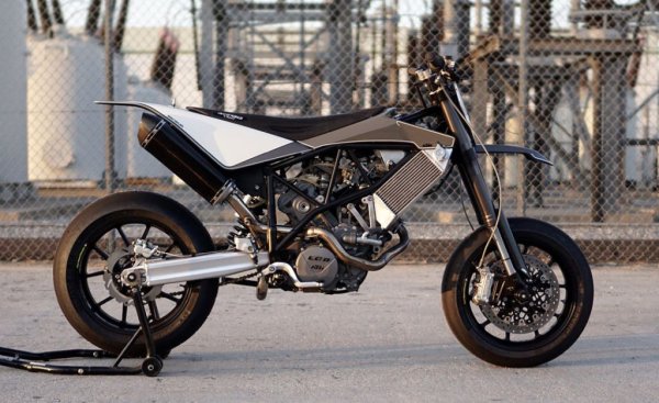 KTM 950 S Supermoto, който Хазан направи за себе си