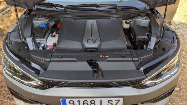 Този капак всъщност крие не мотора, както сме свикнали...