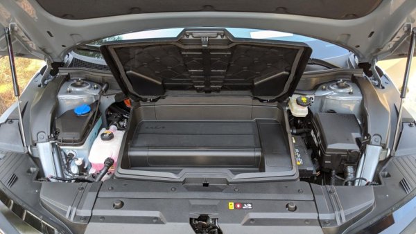 ... а пространство за багаж, примерно за зарядните кабели