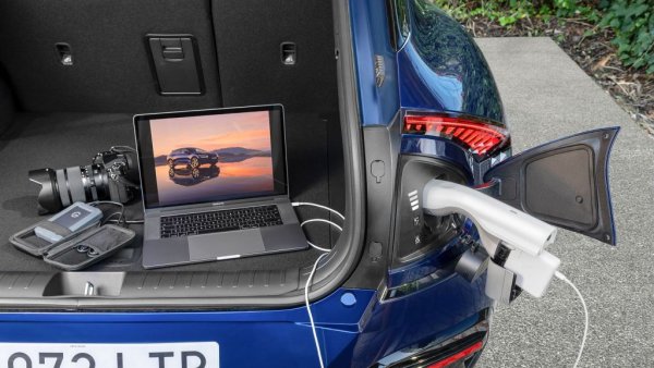 EV6 може и да отдава обратно ток - било за лаптопа ви, било към друг електромобил