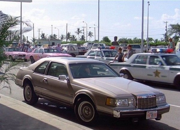 Голямото купе Lincoln Mark VII от фирма "Лиценз за убийство" (1989 година) е един много интересен автомобил. Той много прилича на седан Town Car, който е на рама, но за разлика от него в основата му е носеща конструкция. Съответно, шасито е по-слабо ,но все пак се справя с 5,0-литровия V8 с 225 к.с. във версията LSC (Luxury Sport Coupe). Точно това кара Тимоти Далтън в ролята на Бонд.