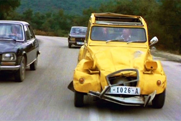 Примитивният френски мъник е пълната противоположност на американския Lincoln, за който стана дума. Въпреки това, героят на Роджър Мур в "Само за твоите очи" (1981 година) с лекота успява да се измъкне от лошите, които го преследват с няколко Peugeot 504. Впрочем, гласуване сред британците посочи именно 2CV като най-добрият автомобил на Бонд. На второто място се нареди Aston Martin DB5.