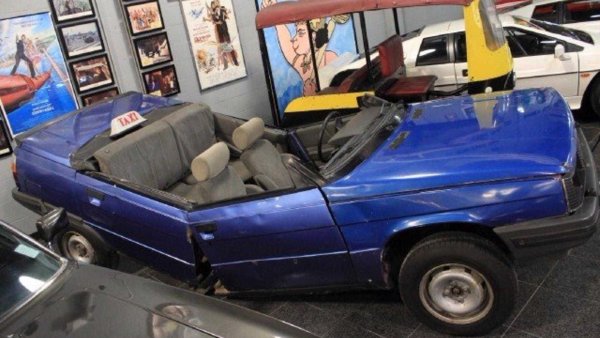 На Роджър Мур определено не му върви най-много от всички актьори, изпълнявали ролята. Само той те успя да покара модел на Aston Martin, въпреки че се снима в 7 филма за Бонд. Нещо повече - Renault 11 е най-нехаризматичният автомобил във всички 25 части. Вероятно по тази причина Мур първо откъсна покрива на колата, а след това я прекърши на две.