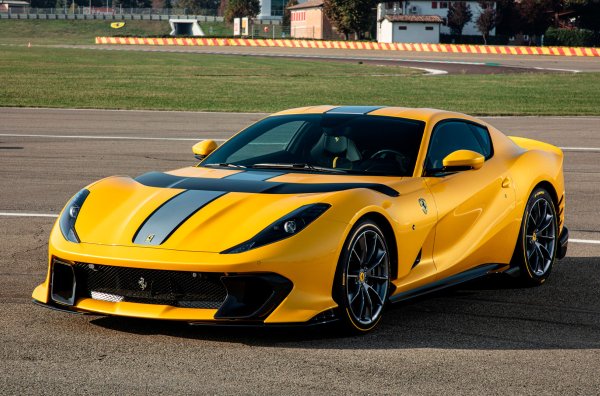 Това не е просто &bdquo;напомпано&ldquo; Superfast, а цялостно подобрен автомобил, предлаган като купе и тарга. Двигателят е получил олекотен колянов вал, титаниеви биели и други нови компоненти. Модифицирани са и главите на цилиндрите. Мощността е увеличена до 830 к.с., а &bdquo;червената зона&ldquo; е изместена до фантастичните 9500 об/мин. 

Преосмислена е и аеродинамиката. Например, задният дифузьор е по-голям, а въздухозаборниците в предните калници са изваяни наново. Интегрираното шаси получава нови настройки със завиващи задни колела. Ускорението от до 100 км/ч става за 2,85 секунди. Максимална скорост е над 340 км/ч.