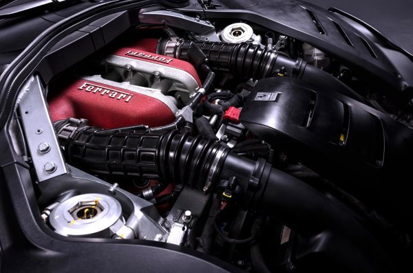 Акцентът на &bdquo;чистокръвния" (така се превежда от италиански Purosangue) е под капака. Феновете очакваха там да има 8-цилиндров мотор с компресор, но получиха мошен, атмосферен 6,5-литров V12 със сух картер и превъзходно инсцениран звук на изпускателния тракт. Това инженерно чудо развива 725 к.с. и 716 Нм при 6250 об/мин. Ускорението до 100 км/ч става за 3,3 секунди, а максималната скорост е над 310 км/ч.