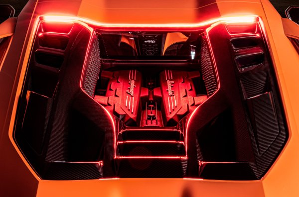 Съвкупната мощност на задвижващата система е 1015 к.с. С напълно заредена баретия (нейният капацитет е скромен &ndash; само 3,8 кВт/ч) Revuelto ускорява до 100 км/ч за 2,5 секунди, а максималната скорост надхвърля 350 км/ч. Сред интересните характеристики на италианския звяр трябва да се отбележан 8-степенна роботизирана скоростна кутия с двоен съединител, която е закачена към надлъжно монтиран V12 отзад, както и 13 режима на шофиране.